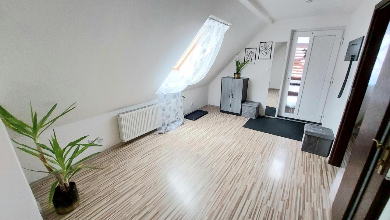 Apartman Tajov Pre 5-6 Osob, Privatne Parkovanie A Terasa Екстер'єр фото